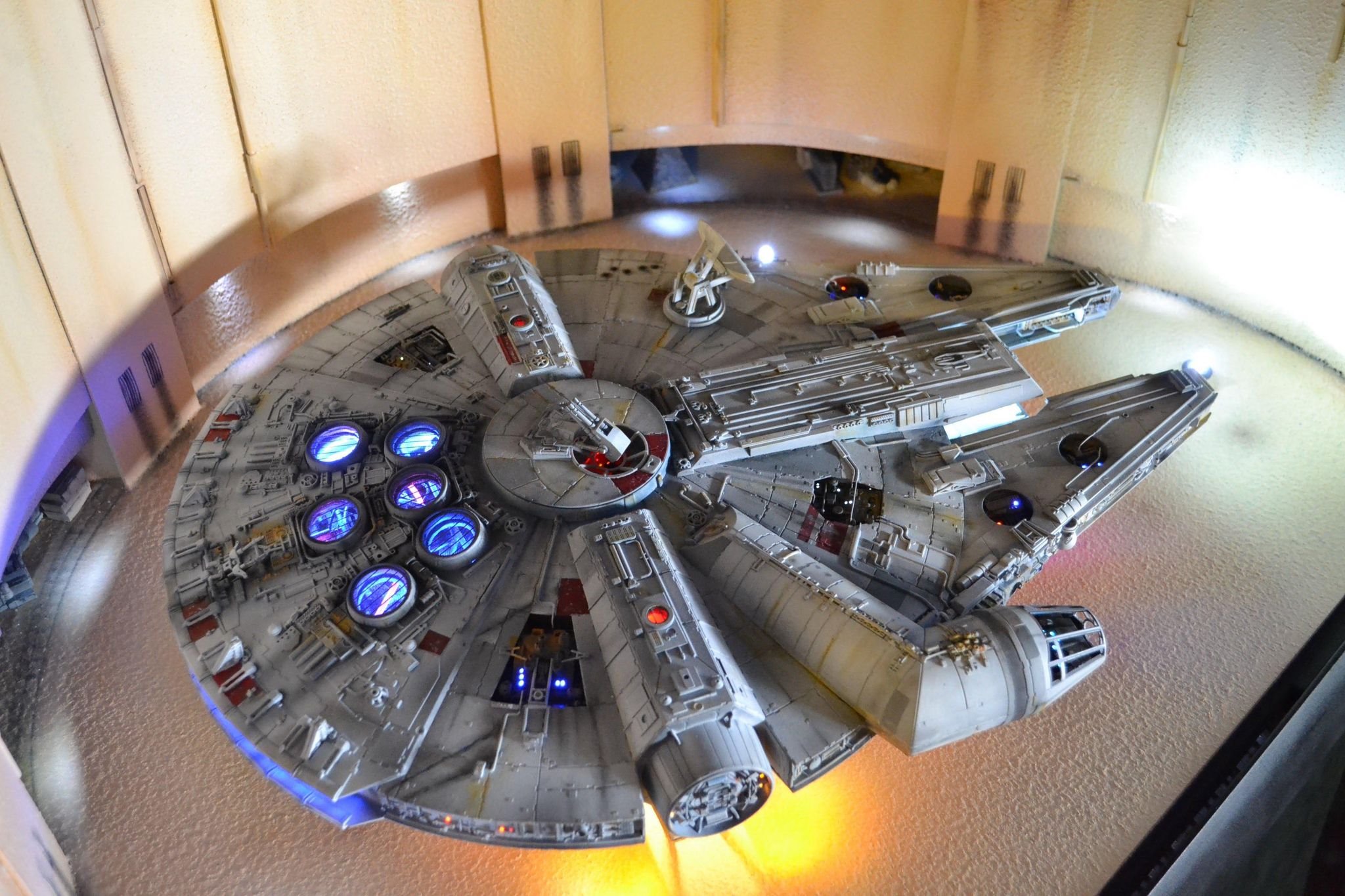FOR SALE!! – Star Wars – Millennium Falcon in Mos Eisley's Docking